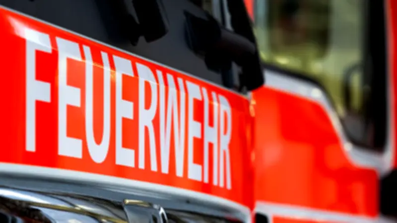 Erneuter Brand in Ludwigsluster Mehrfamilienhaus: Kinderwagen in Flammen