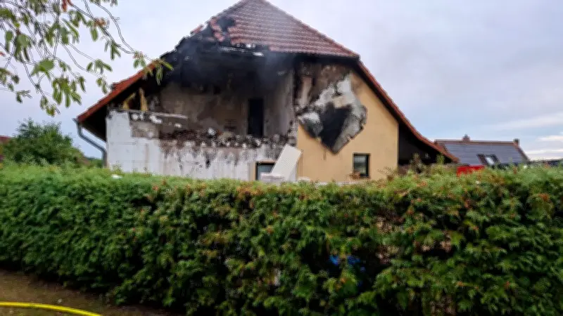 Explosion und Brand: Haus in Waren an der B192 zerstört