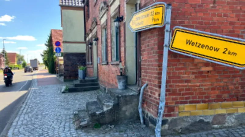 Fahranfänger erschrickt vor Lkw und fährt gegen Haus in Zerrenthin