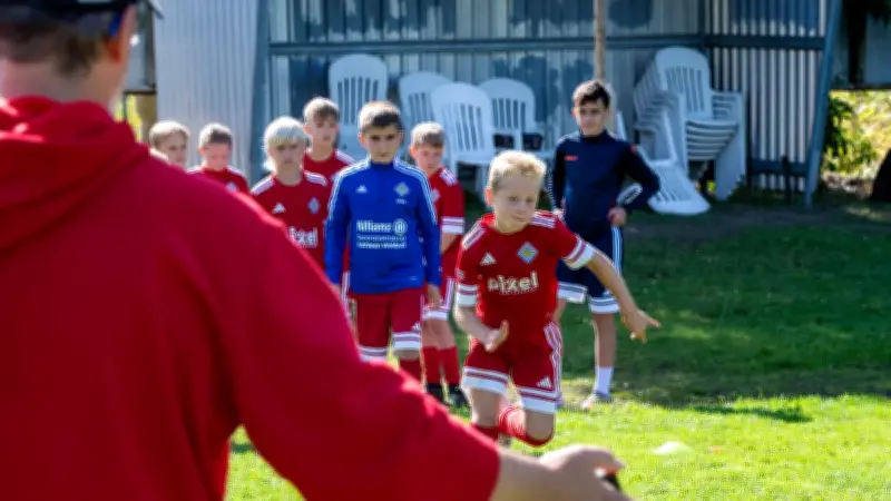 Ferien fürs Ehrenamt: 59 Nachwuchskicker beim Elbedribbler Camp