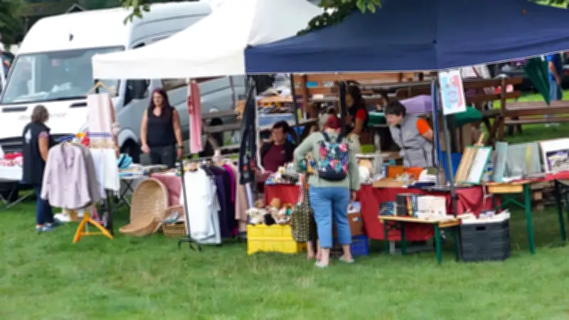 Flohmarkt in Wesenberg: Stöbern unterm Burg-Ambiente