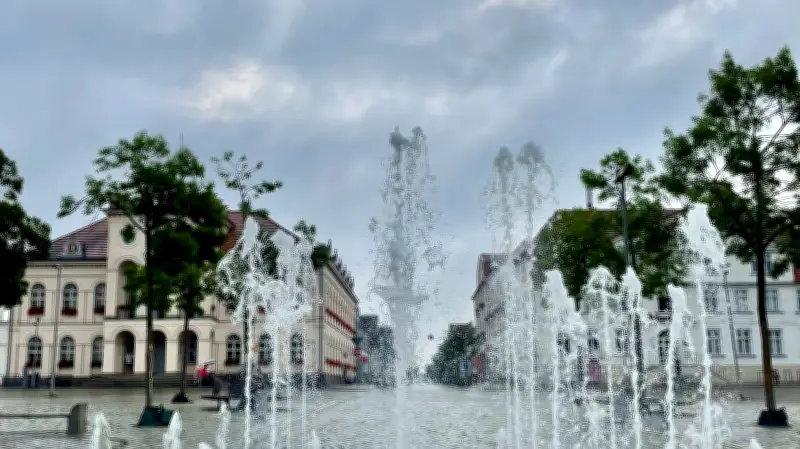 Fontänen in Neustrelitz sprudeln wieder: Wasserspiel am Marktplatz aktiv