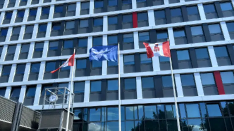 Friedensflagge erstmals vor dem Rathaus in Neubrandenburg gehisst