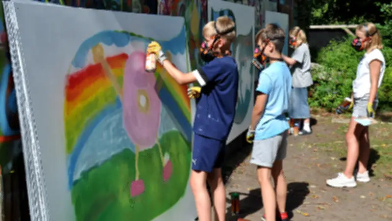 Graffiticamp: Ferienkinder sprühen für den neuen Tunnel in Ludwigslust