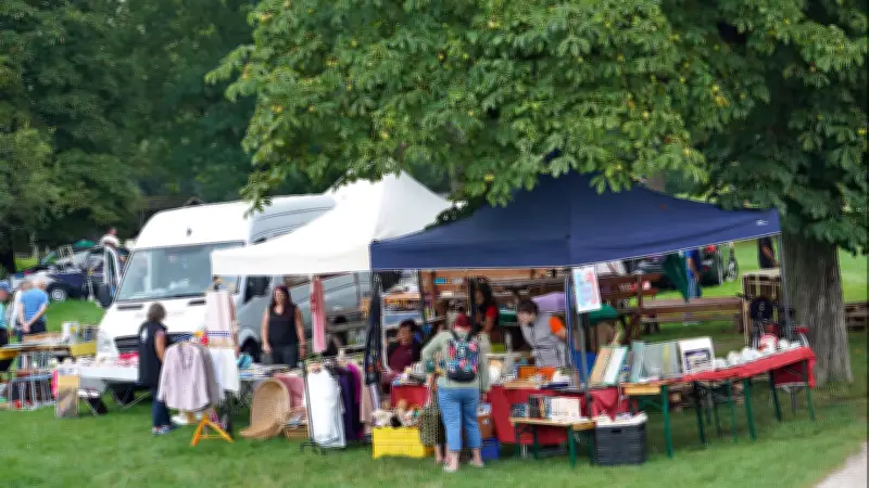 Großer Flohmarkt in Wesenberg: Historische Kulisse unter der Burg