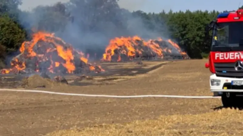 Großfeuer bei Möderitz: Wald gerettet, 150 Strohballen brennen