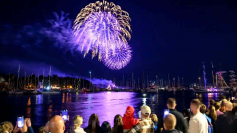 Hanse Sail Feuerwerk verpasst? Video zeigt das Spektakel am Stadthafen