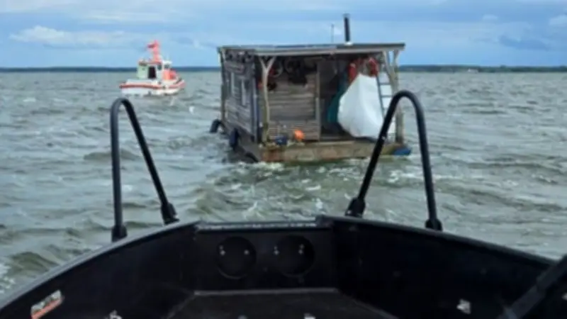 Hausboot kollidiert mit Seenotrettungsboot bei Ueckermünde