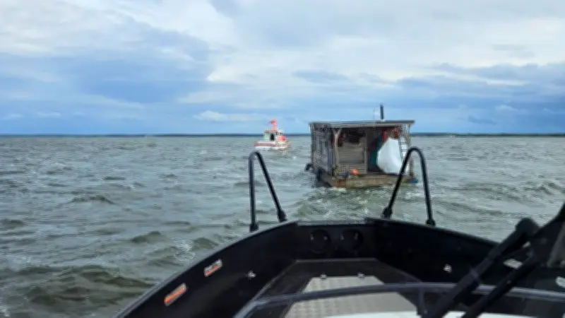 Hausboot rammt Seenotretter: Waghalsige Rettung auf dem Haff