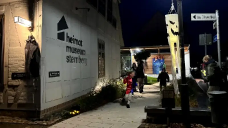 Heimatmuseum Sternberg sucht Helfer für Halloween-Party 2026
