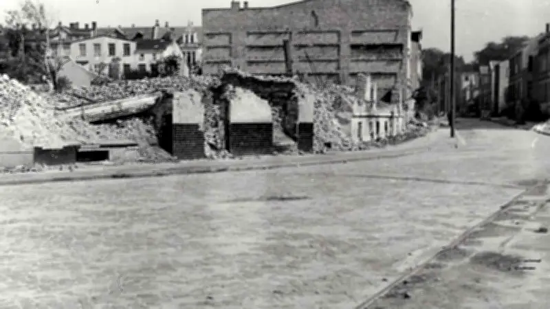 Historische Ansichten: Reiferbahn in Rostock nach Bomben 1942