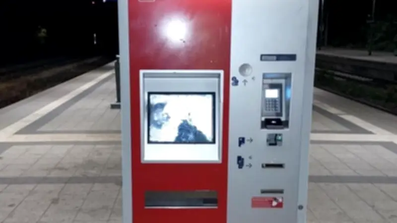 Hunger und Wut: 18-Jähriger demoliert Automaten in Neustrelitz