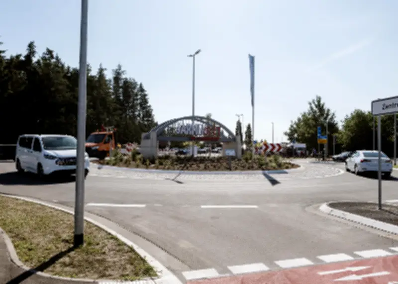 Jarmen: Neuer Kreisverkehr nach einem Jahr Bauzeit freigegeben