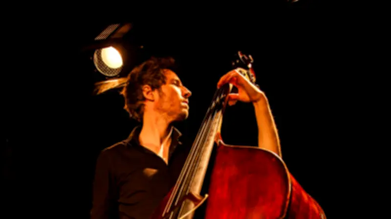 Jaspar Libuda spielt Bass-Konzert in der Stadtkirche Neustrelitz