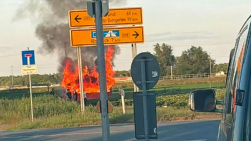 Karls Erdbeerstände: Brandserie hält Ermittler in Atem