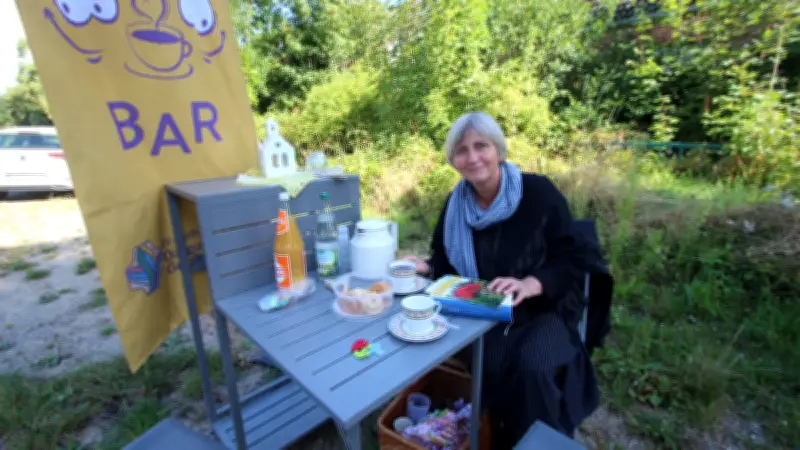 Kirche tourt mit Klapptisch und Kaffee durch 29 Dörfer
