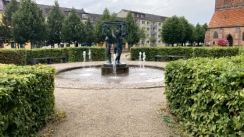 Kirchplatz in Malchin: Wegekreuz am Brunnen erhält Beleuchtung