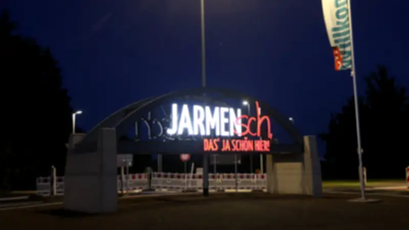 Kreisverkehr in Jarmen: Beleuchtete Brücke nach Bauzeit fertig