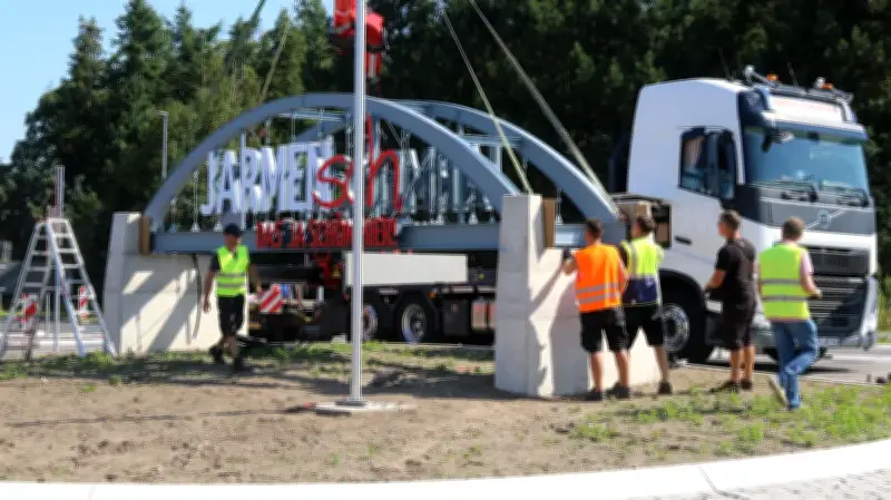 Kreisverkehr Jarmen: Beleuchtete Brücke offiziell freigegeben
