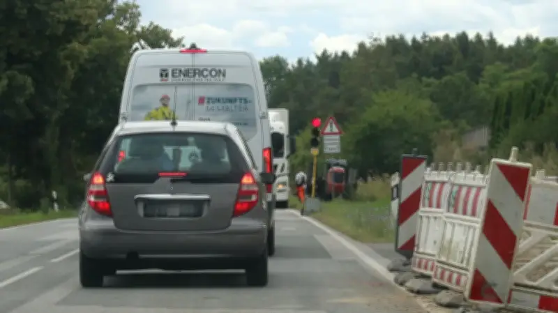L35 bei Jarmen: Zehn Kilometer Baustellen für neue Windkraftanlagen