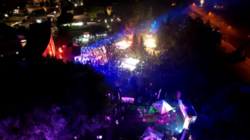 Lübz lädt zum Turmvergnügen: Party, Feuerwerk und Programm ab 14. August