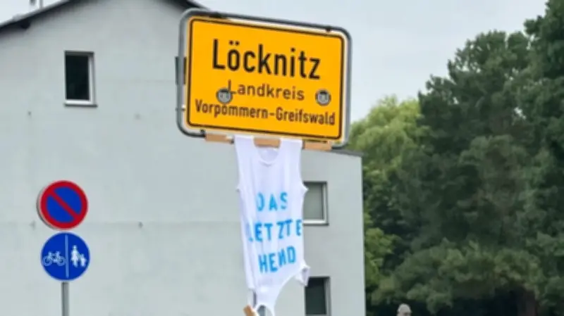 Löcknitz: Bürgermeister lässt Protesthemden nicht abhängen