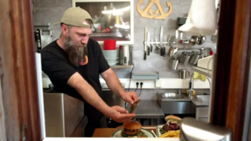 Lieferkrise im Rostocker Imbiss: Rib Burger wird zum Lammburger