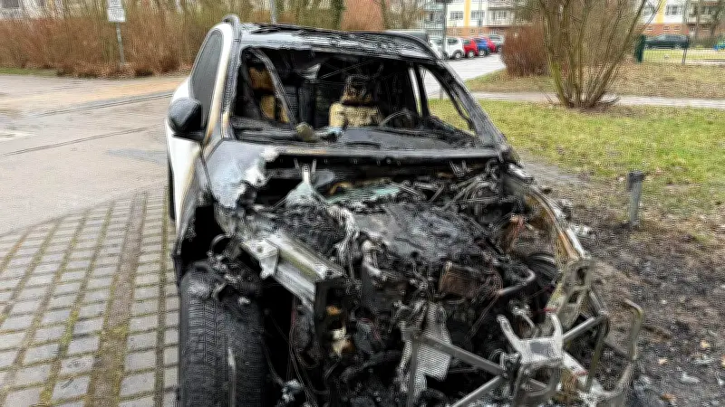 Luxusauto brennt in Rostock-Lütten Klein aus - Polizei sucht Zeugen