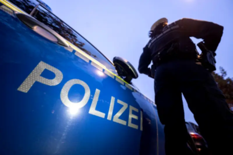 Mann richtet Waffe in Rostock auf Streifenwagen und flüchtet