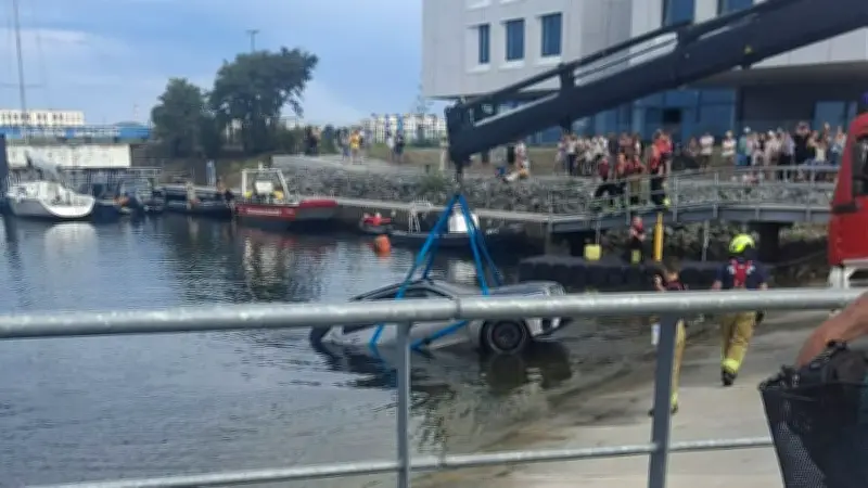 Mercedes versinkt im Warnemünder Hafen: Großeinsatz der Feuerwehr
