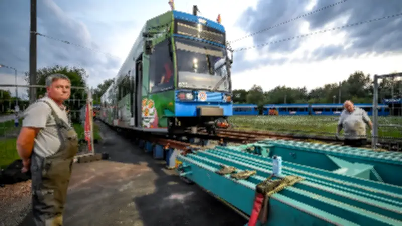 Millimeterarbeit: RSAG-Straßenbahnen per Schwerlasttransporter zur Wartung