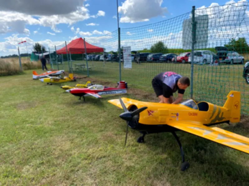 Modellflugtag in Laage: Kuscheltiere fliegen mit