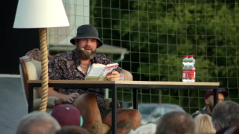 „Monchi“ liest in Jarmen aus neuem Buch „Jenseits der Brandmauer“