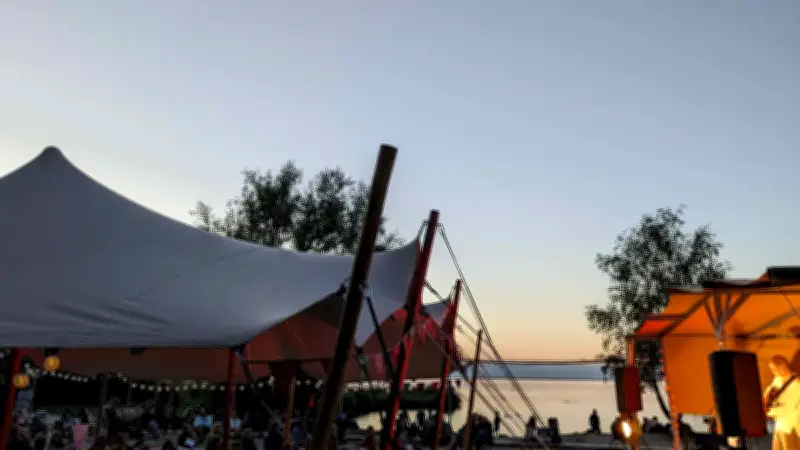Musik und Stille: Festival am Bellini Beach mit Meditation und Bands