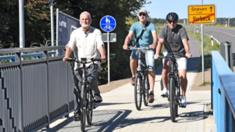 Neue Radwegbrücke über Warnow bei Vorbeck offiziell übergeben