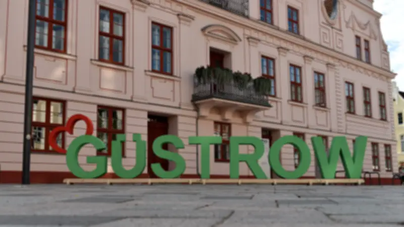 Neuer XXL-Schriftzug: Fotopoint am Güstrower Rathaus eröffnet
