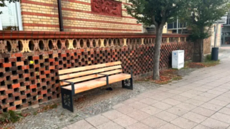 Neustrelitz: Falsch montierte Mittelarmlehnen an neuen Stadtbänken