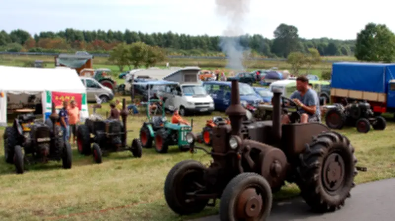Oldtimer-Traktoren treffen im Agroneum Alt Schwerin