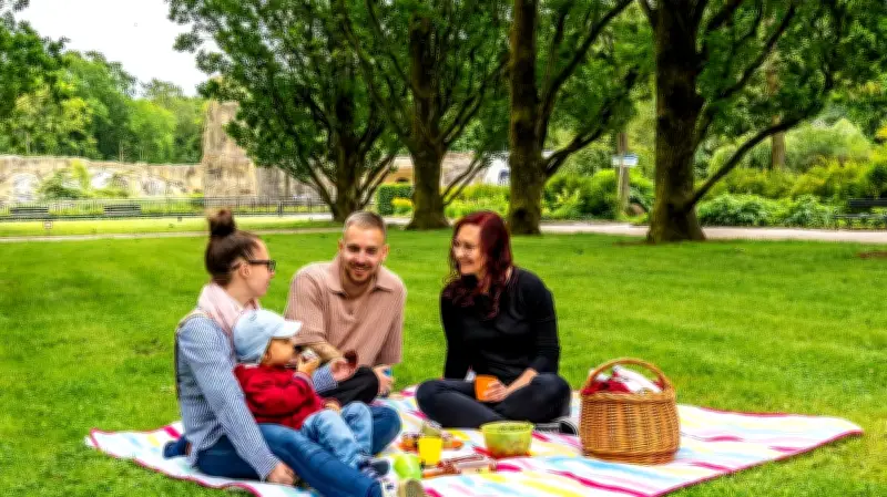 Picknick-Wochenende im Zoo Rostock: Livemusik auf der Eichenallee