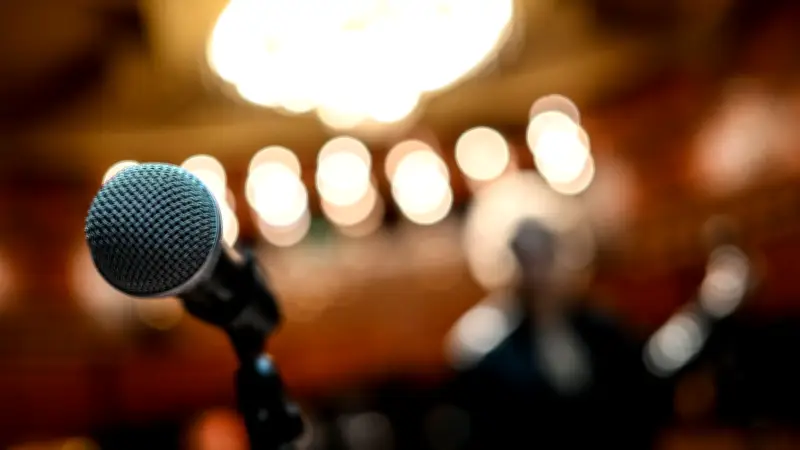 Poetry-Slam in Neustrelitz: Mensch gegen KI im Text-Duell