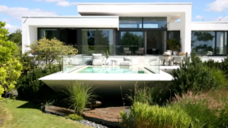 Poolvilla am Plauer See wird verlost: 100.000 Euro und eine Traumimmobilie warten