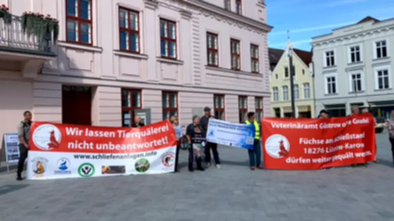 ProFuchs demonstriert in Güstrow gegen Fuchs-Haltung in Lüssow