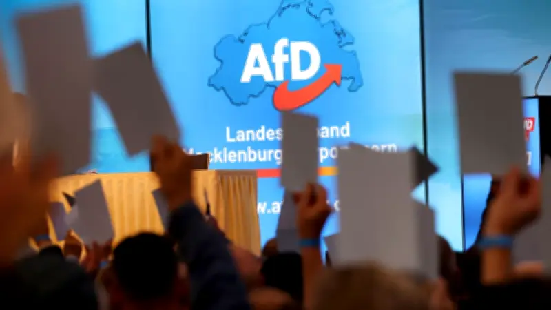 Prozess nach AfD-Bühnensturm: 27-Jähriger schweigt vor Gericht