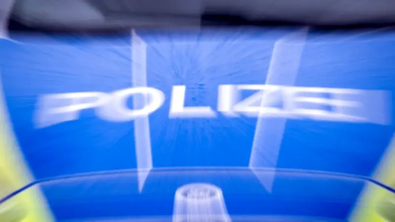 Quad-Unfall bei Leussow: 93-Jähriger prallt gegen Baum – vier Verletzte