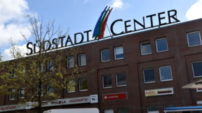 Radfahrer richtet Waffe auf Polizei und flieht in Rostock
