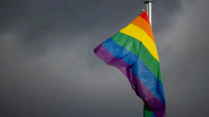 Regenbogenflagge wird zum CSD vor dem Neustrelitzer Rathaus gehisst
