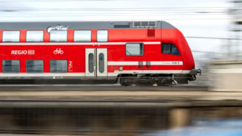 Regionalexpress überfährt Schottersteine bei Ferdinandshof