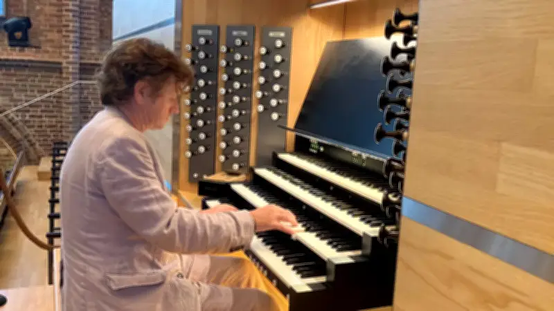 Rockmusiker Bert Wenndorff spielt auf der Weber-Orgel der Konzertkirche