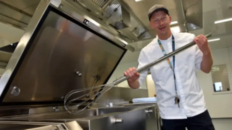 Rostocker Mittagsmatrosen: Neue Zentralküche kocht täglich 4800 Essen