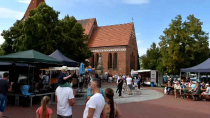 Schwaan feiert 29. Brückenfest mit Kunsthandwerk, Musik und Drachenbooten